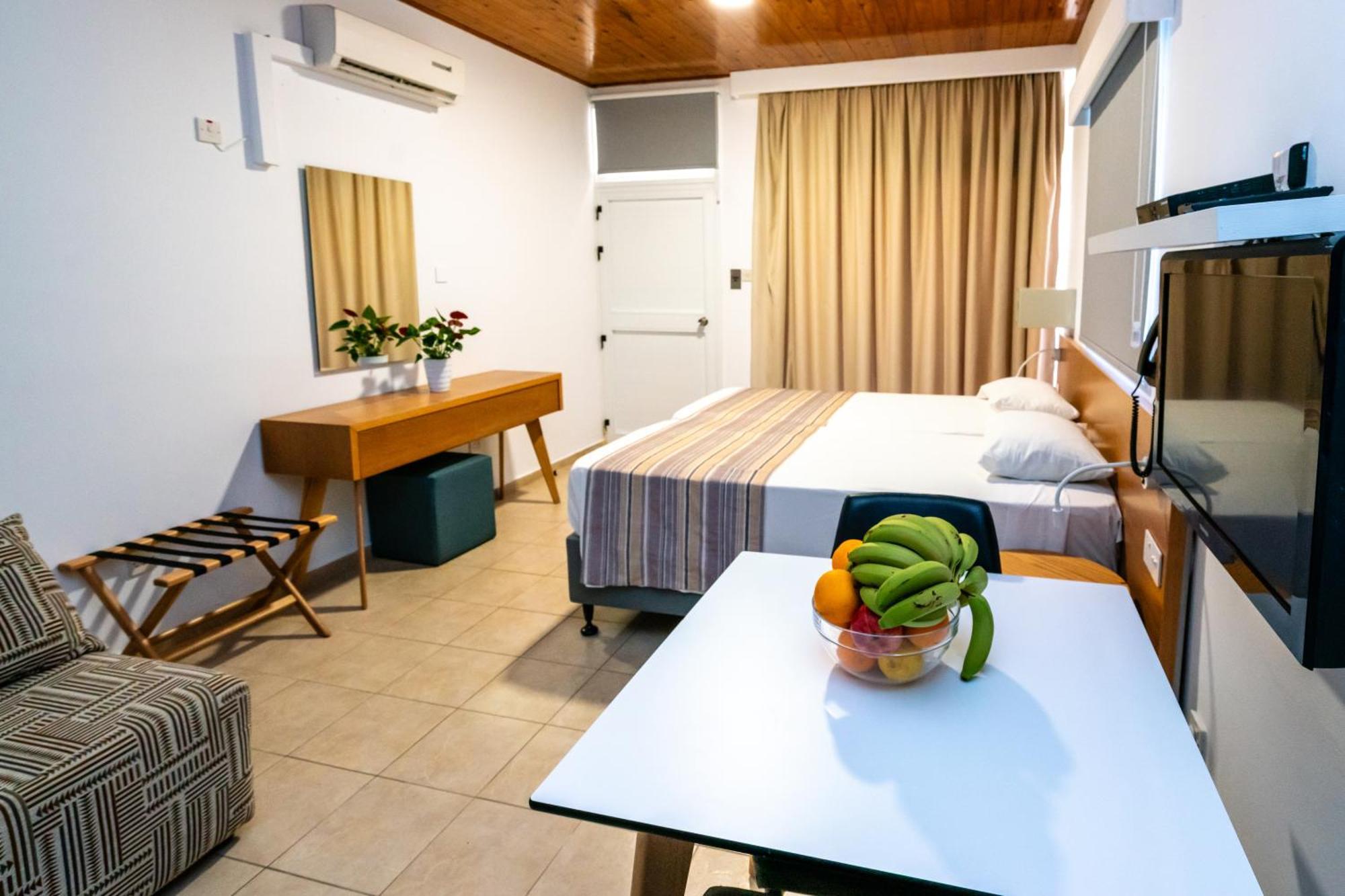 Helios 2 Apartman Paphos Kültér fotó